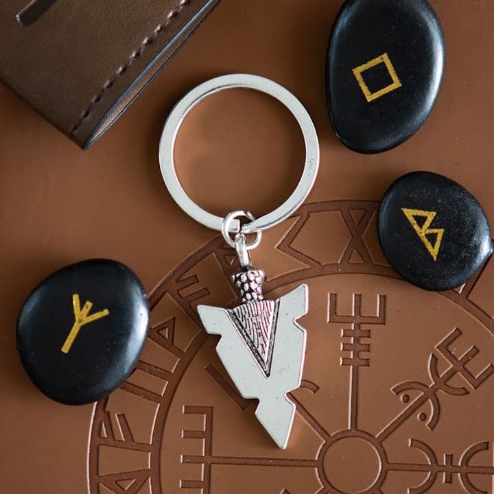 Alloy arrowhead Spjót keyring on a cardboard backing
