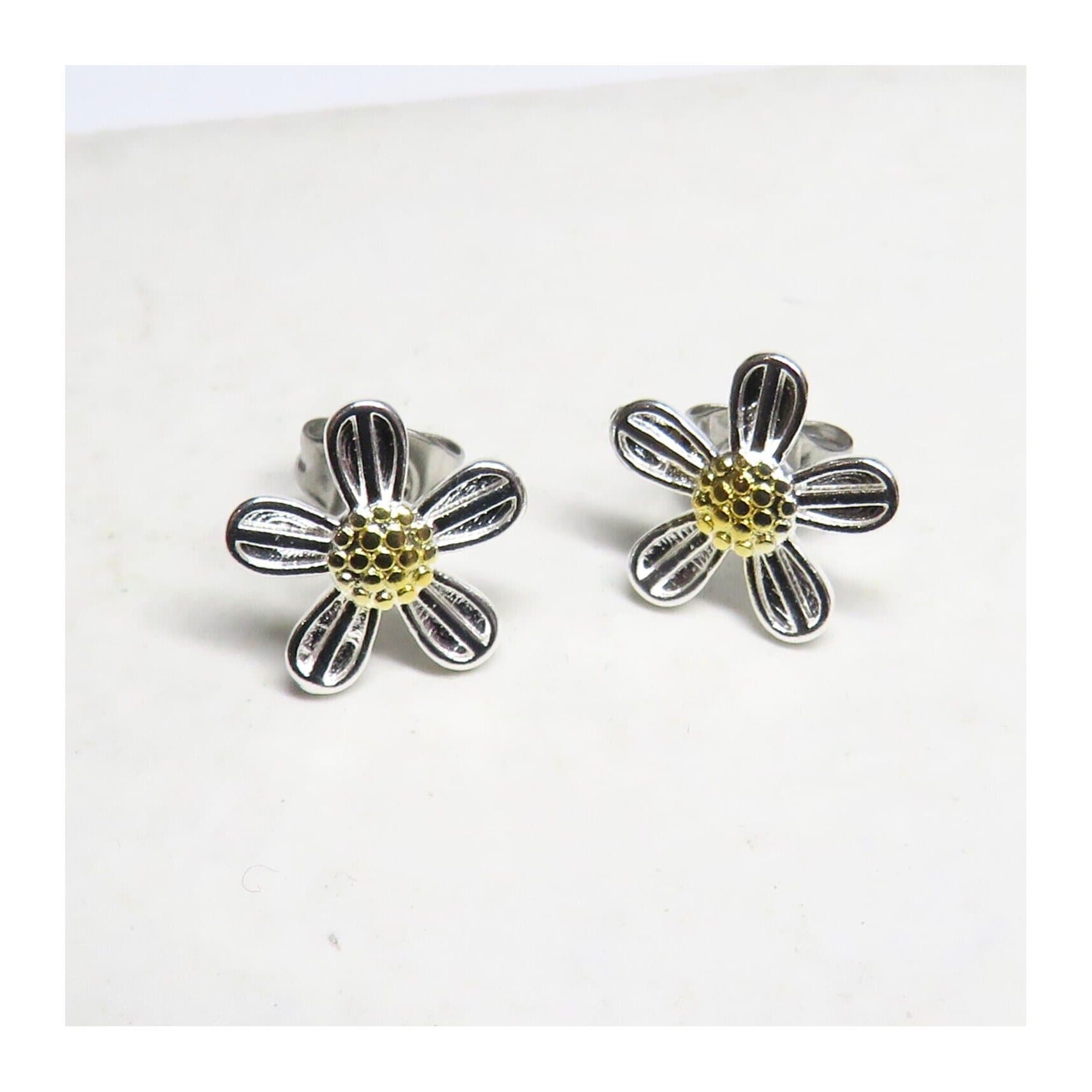 Silver daisy stud earrings