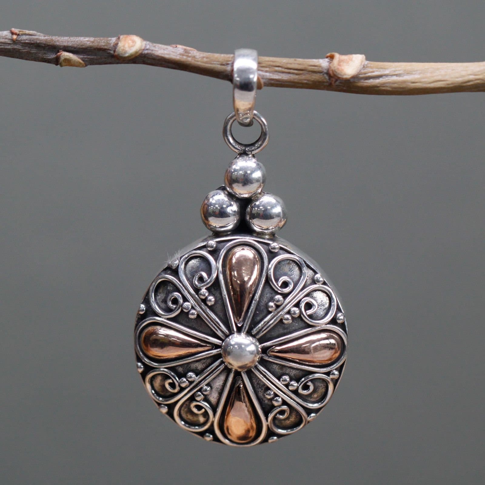 Classic round pendant in mixed 18k gold and 925 silver