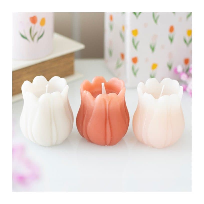Set of three tulip-shaped candles