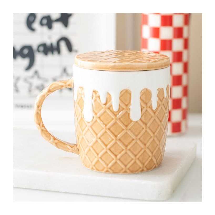 Waffle-textured mug with a coaster lid