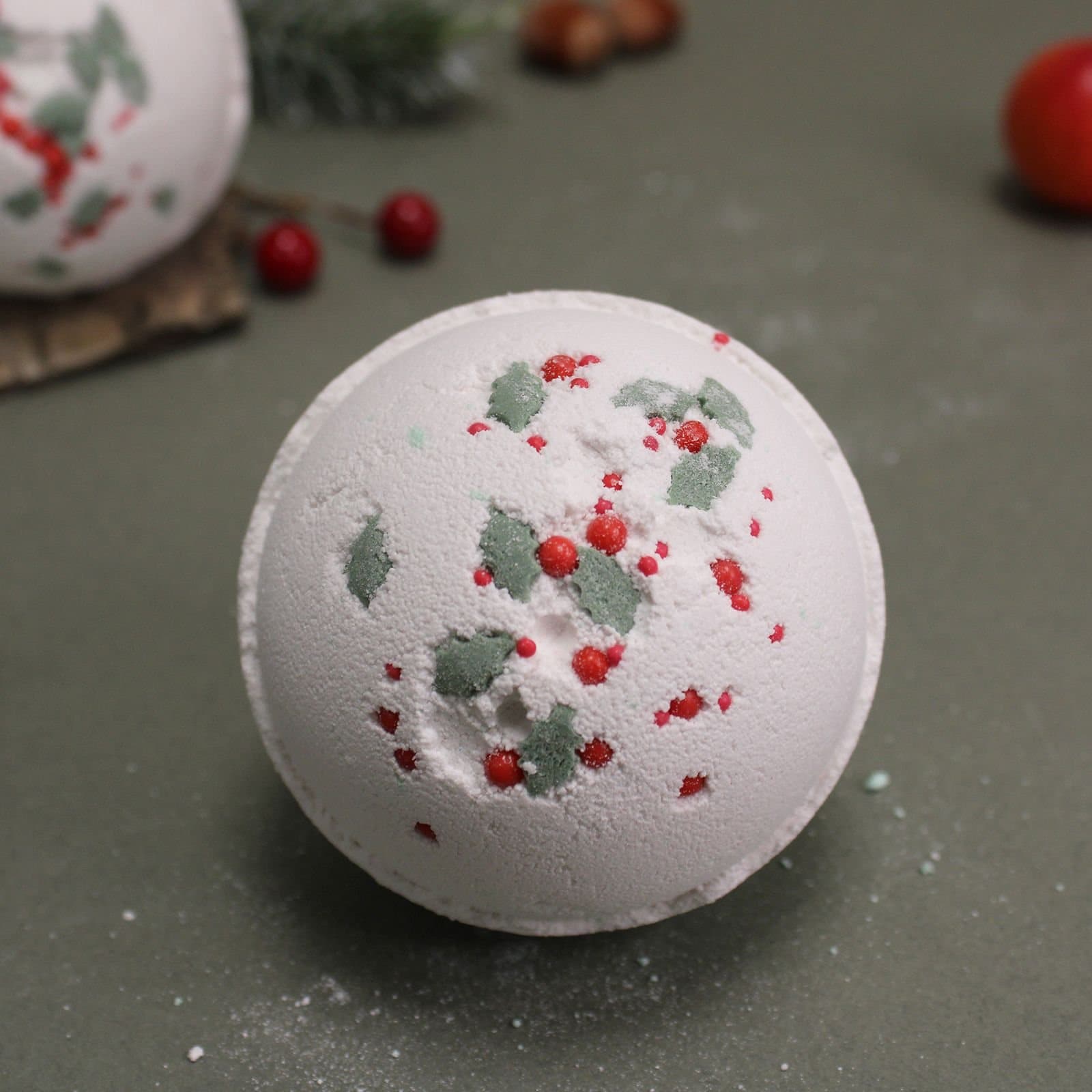 Pack of 2 Holly Berry & Mistletoe Christmas bath bombs