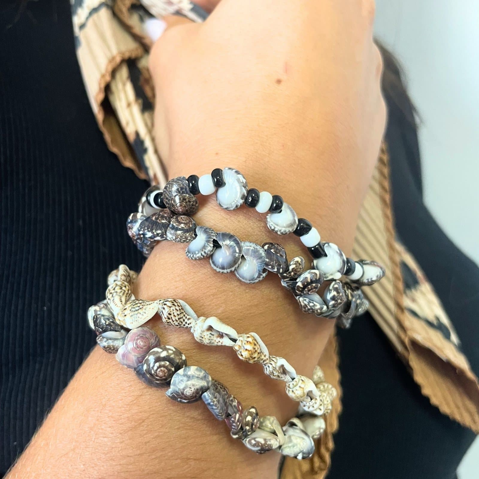 Pack of five assorted friendship bracelets with pinewood beads and shell designs