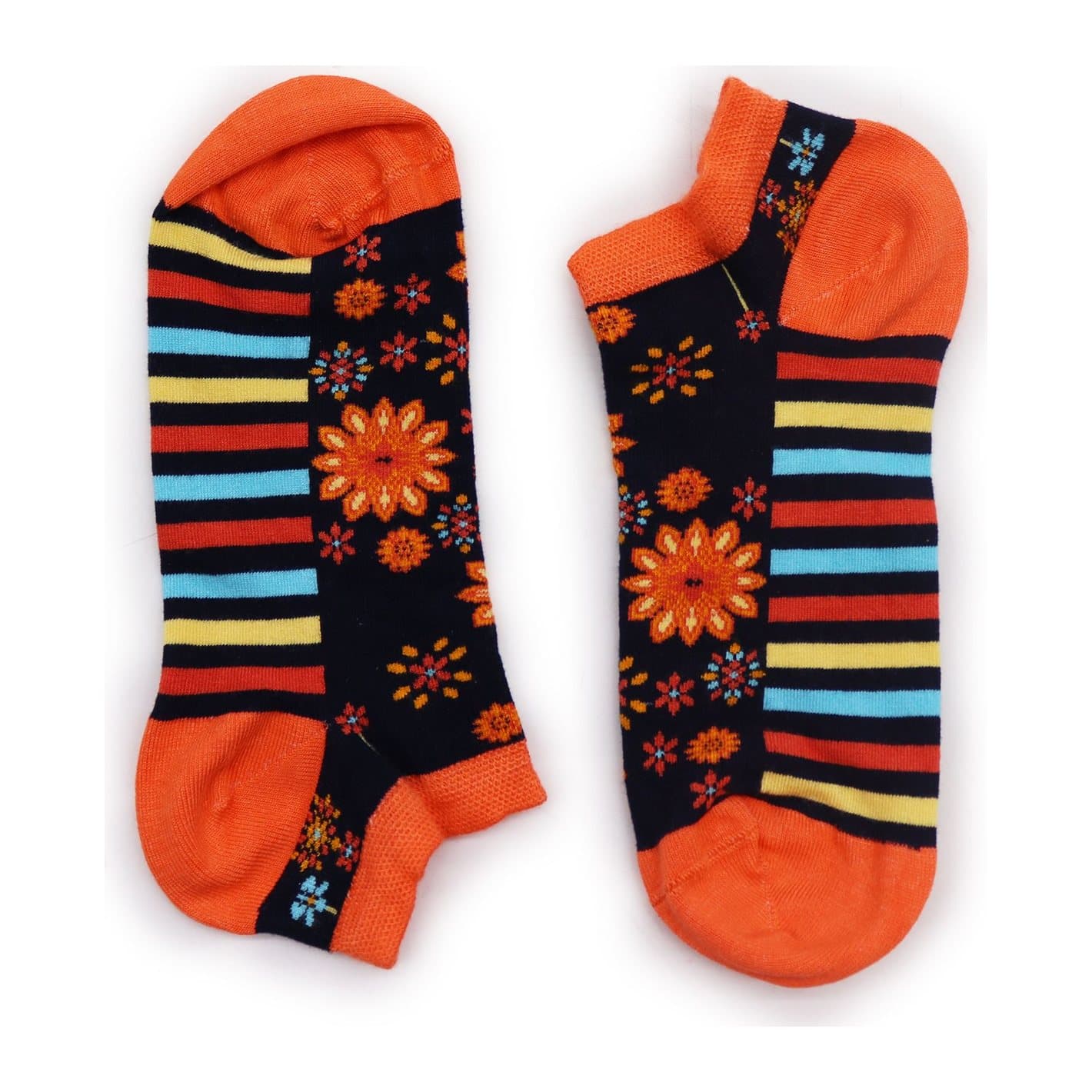 Low-cut bamboo ankle socks with a mandala flowers design