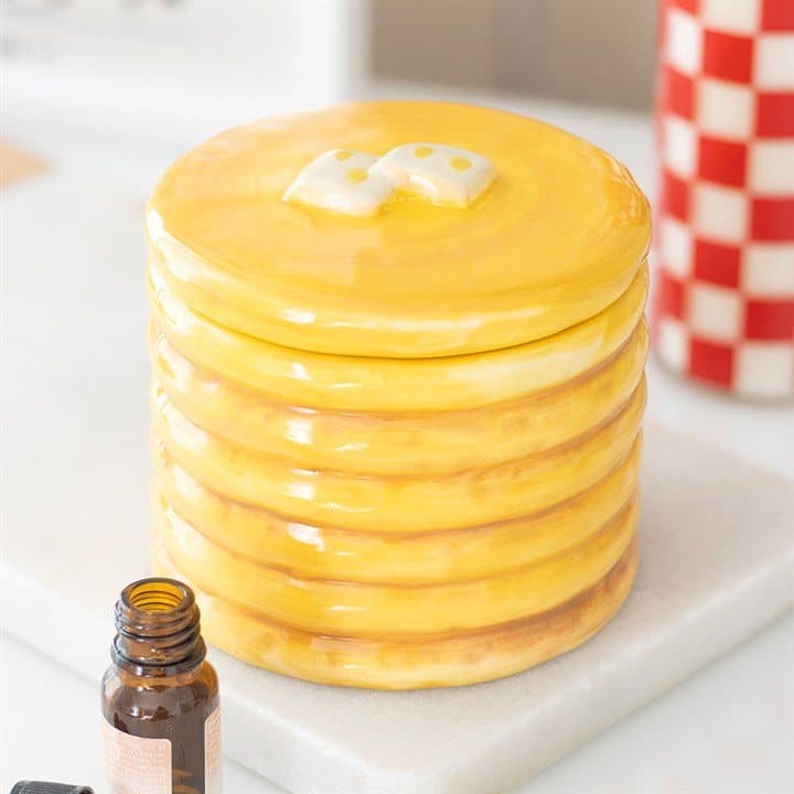 Ceramic pancake stack oil burner with syrupy look and star cut-outs