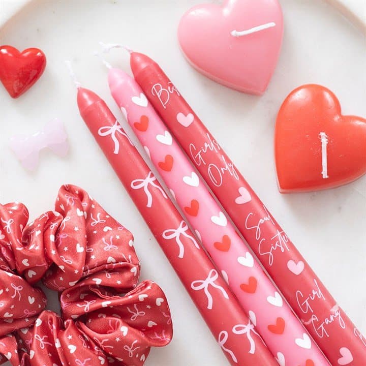 Set of 3 taper candles printed with bows and hearts