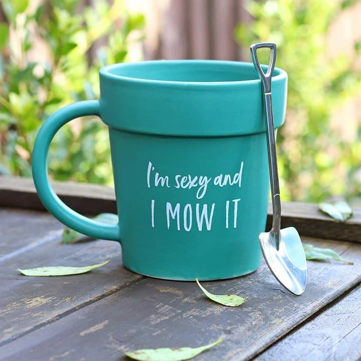 Terracotta-coloured plant pot mug with a shovel-shaped teaspoon