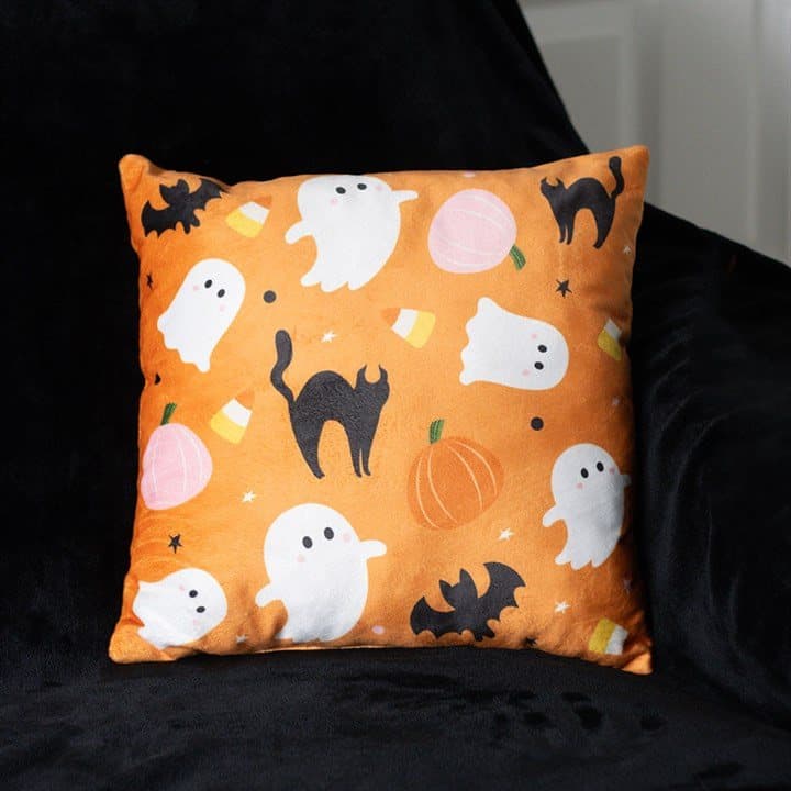 Square cushion with a print of ghosts, pumpkins and bats
