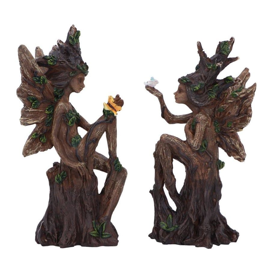 Two wood-like fairy figurines embracing on a tree stump