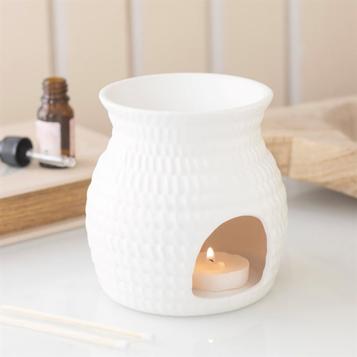 Ceramic oil burner and wax warmer with a woven basket effect texture